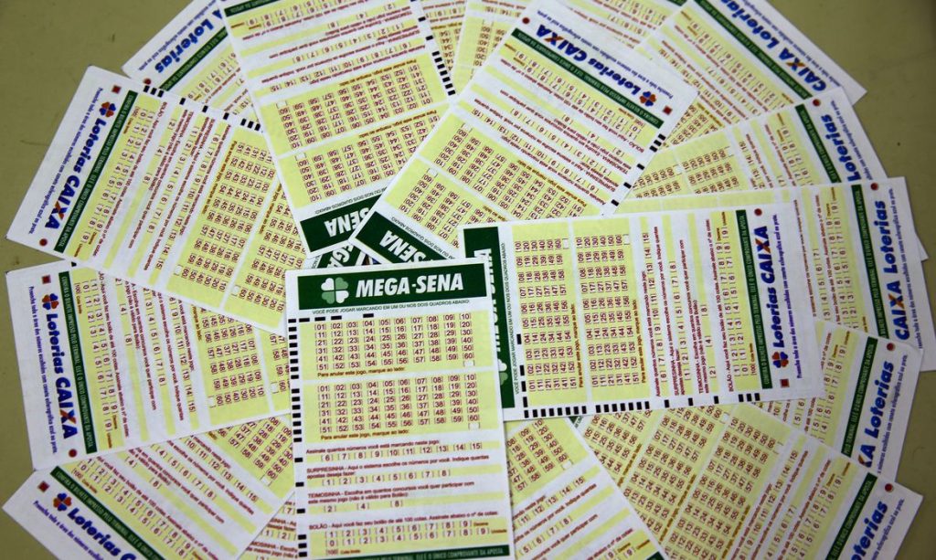 Mega-Sena acumula e pode pagar R$ 28 milhões no sábado