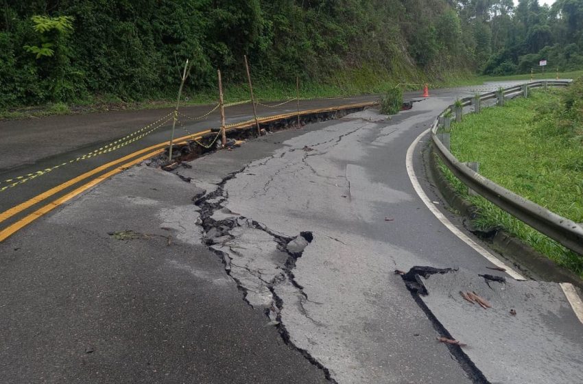  Rodovia no Vale do Ribeira está totalmente bloqueada