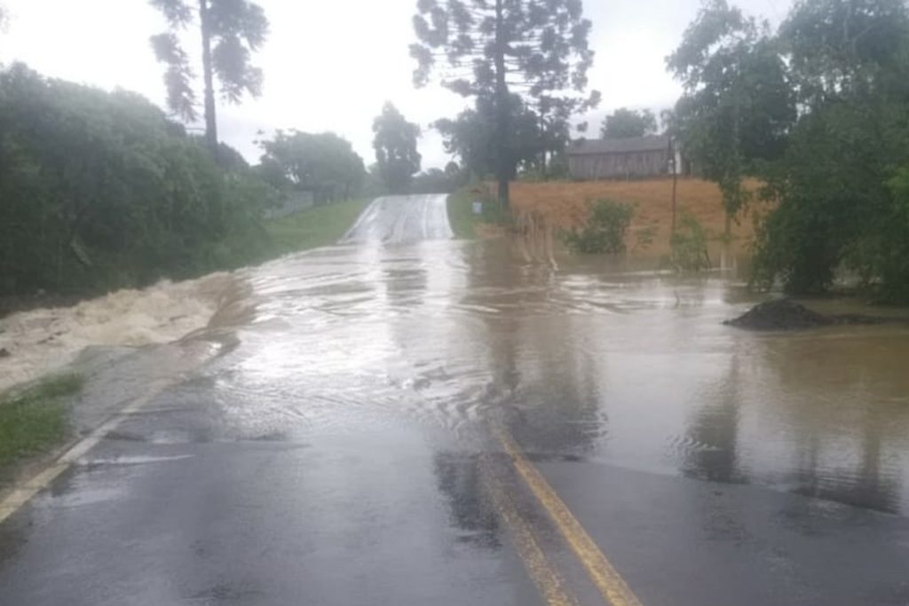 Chuva bloqueia rodovias no Paraná