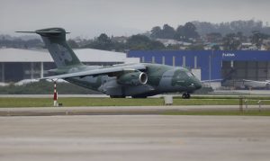 Aeronave da FAB sai de Israel com mais 215 brasileiros