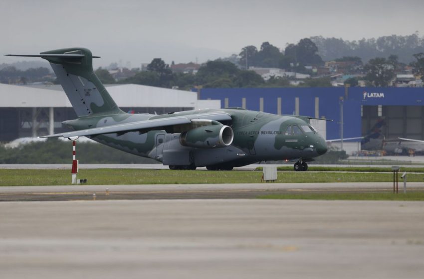  Aeronave da FAB sai de Israel com mais 215 brasileiros