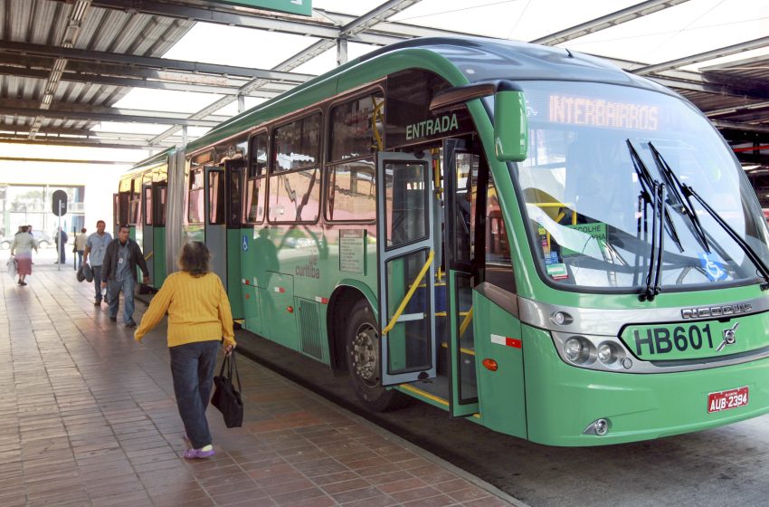 Obra na canaleta altera itinerário de cinco linhas de ônibus