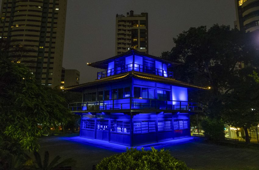  Curitiba ilumina pontos turísticos para campanha do Novembro Azul