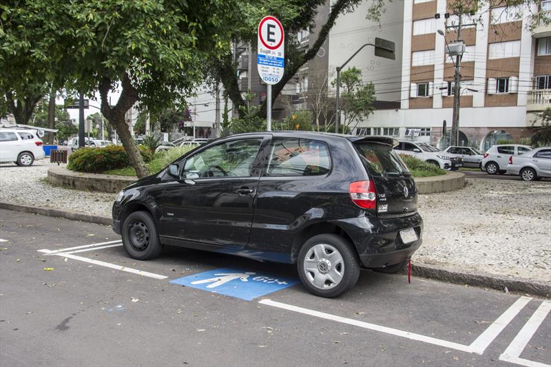  Curitiba instala novas placas de vagas para idosos