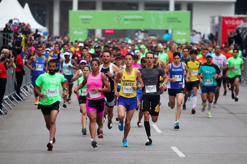  Mais de 10 mil pessoas participam da Maratona de Curitiba