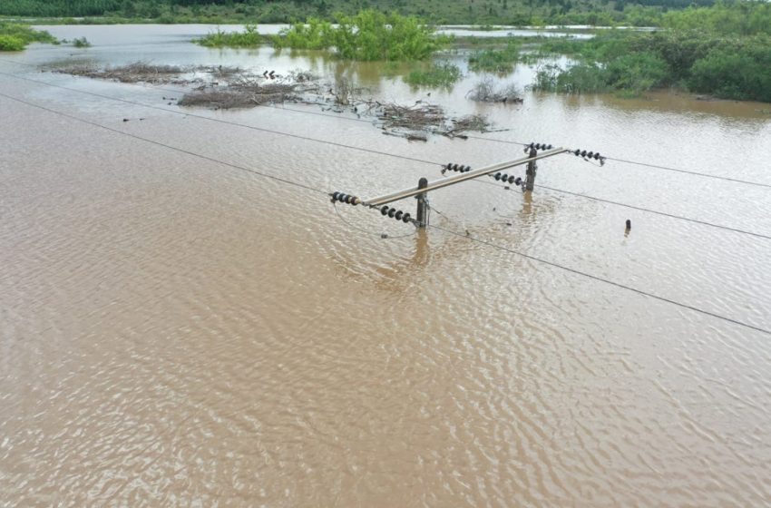  Mais de 5 mil postes ficam destruídos por temporais