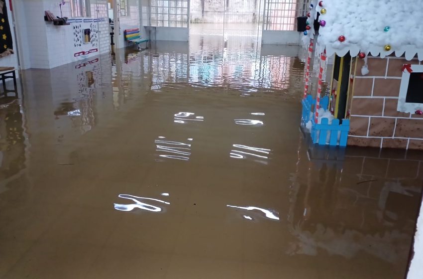  Chuva forte deixa vários estragos e ruas alagadas em Curitiba