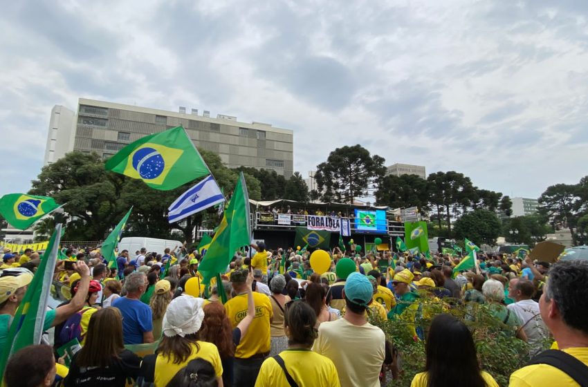  Ato contra governo Lula é realizado em Curitiba