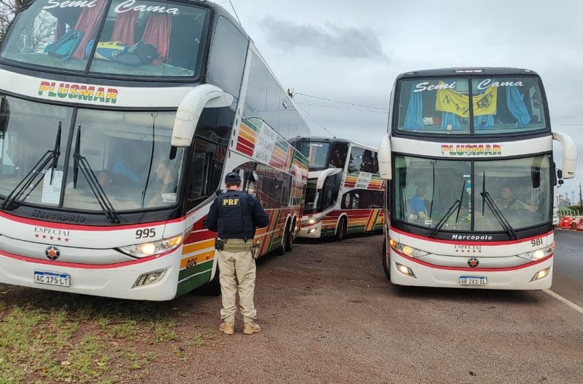  Torcedores do Boca são flagrados em corredores de ônibus lotados