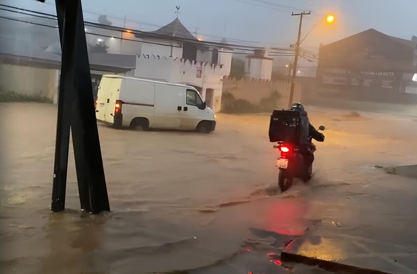  Chuva intensa provoca deslizamentos e inundações em Almirante Tamandaré
