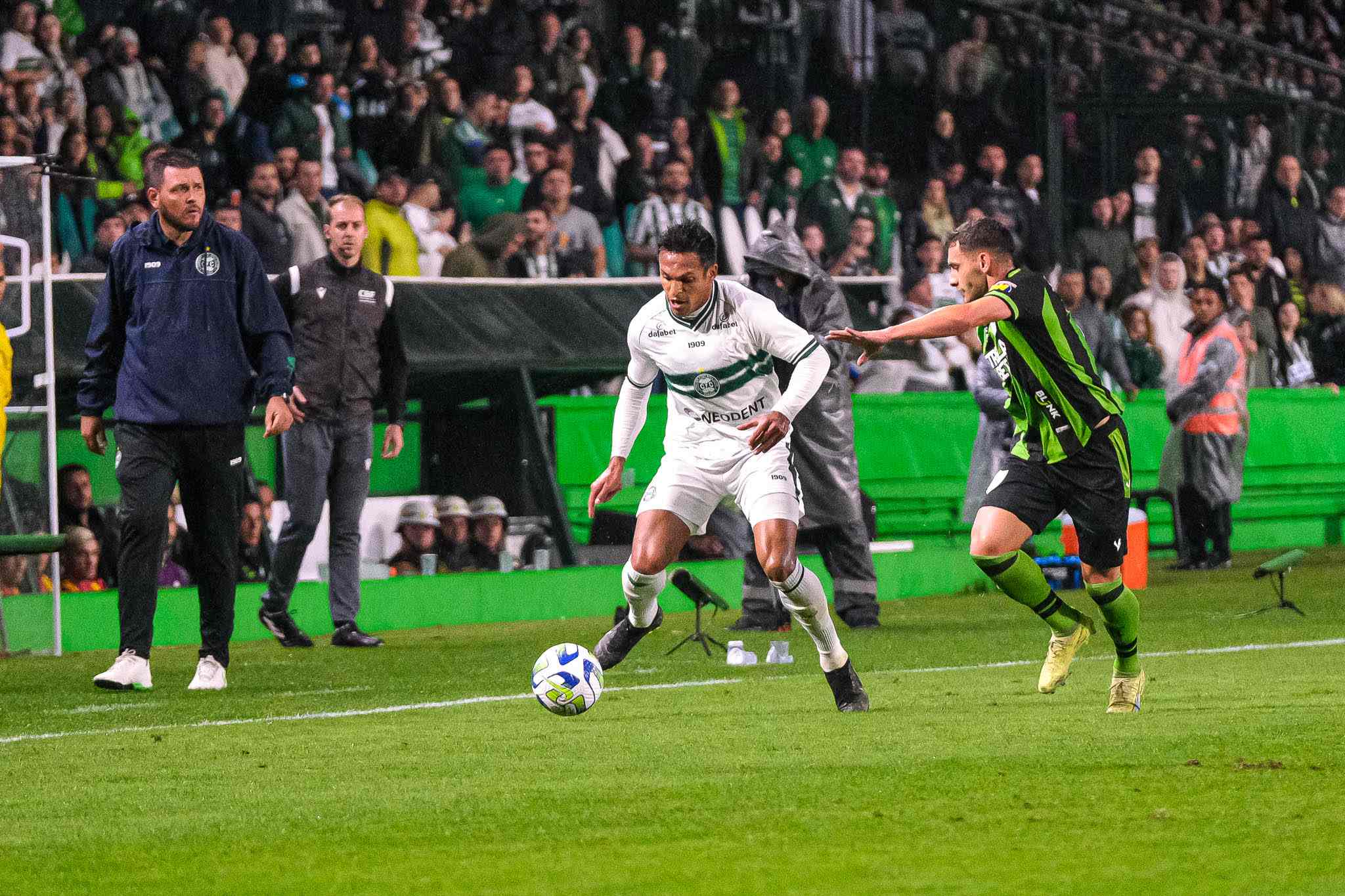 América-MG e Coritiba se enfrentam em jogo que pode definir 1º