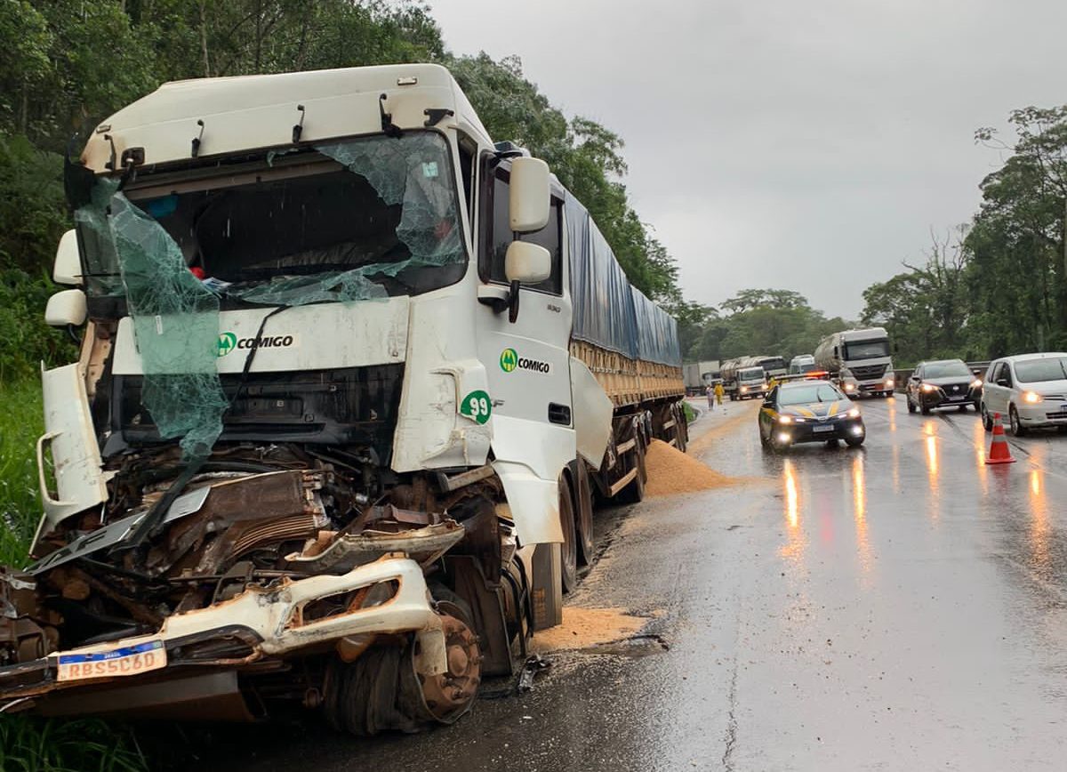 Rodovias Paraná on X: ⚠️BR-277 KM: 60 (São José dos Pinhais sentido  Paranaguá) CONDIÇÕES DA VIA: Fluxo bloqueado no sentido litoral. Retenção  de veículos devido à novo deslizamento no km 40, região