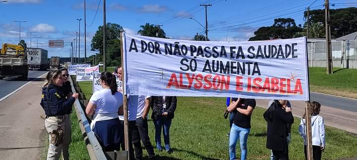  BR-116 é bloqueada em protesto pela morte de jovens