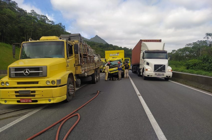  Uma pessoa morreu após colisão entre dois caminhões na BR-277