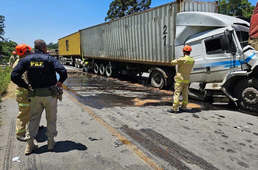  Engavetamento entre caminhões complica trânsito na Grande Curitiba