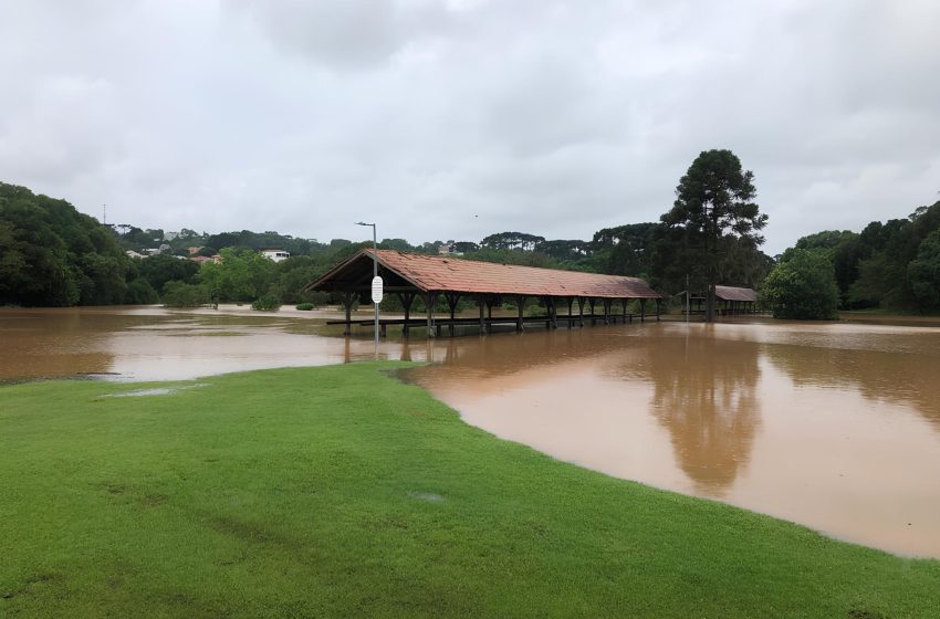  Curitiba registra alagamentos e 3 deslizamentos após chuvas