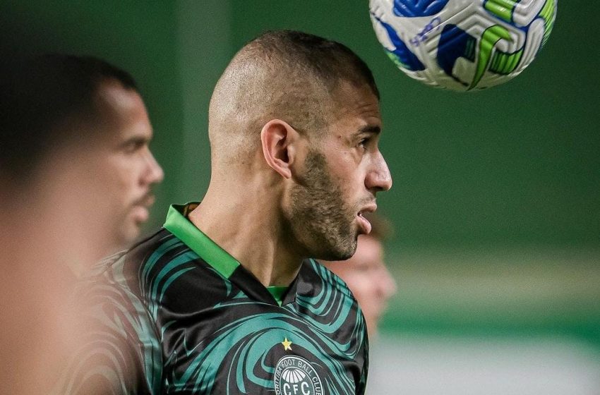  Coritiba escalado com Slimani e duas mudanças no meio. SIGA