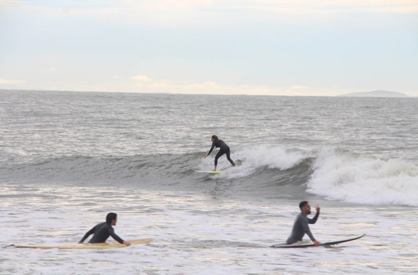  Matinhos ganha novos pontos para prática do surfe