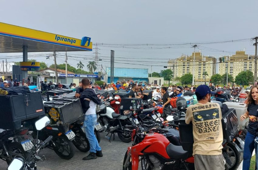  Motoboys fazem fila em posto de combustível por abastecimento gratuito