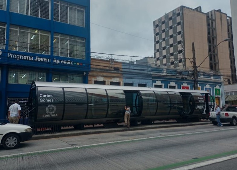  Jovem picha estação-tubo de Curitiba revitalizada em novembro 