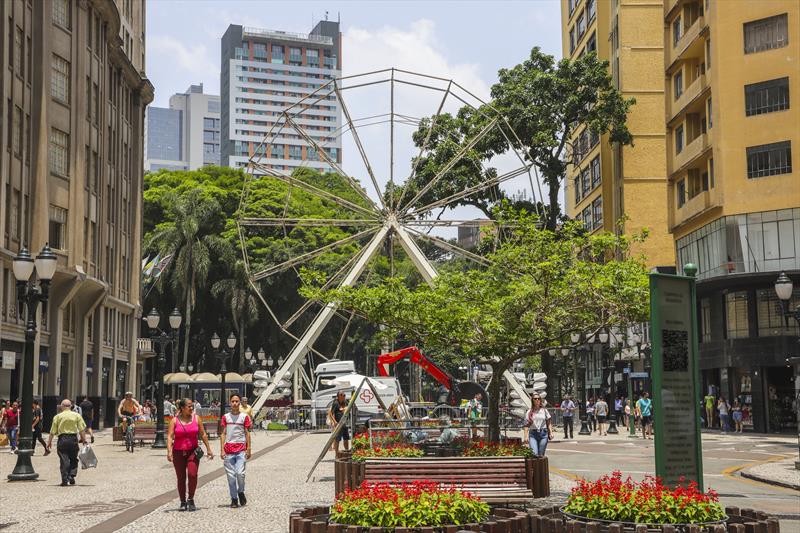 Roda-gigante do Natal de Curitiba é montada na Rua XV