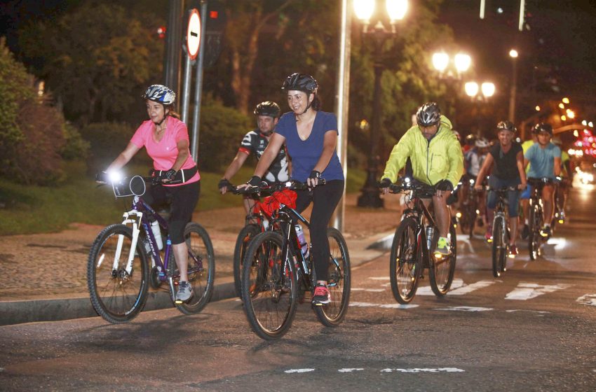  Curitiba terá pedalada noturna de Natal nesta terça-feira