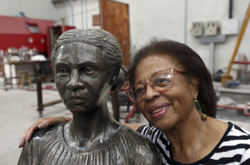  Primeira engenheira negra do país ganha estátua