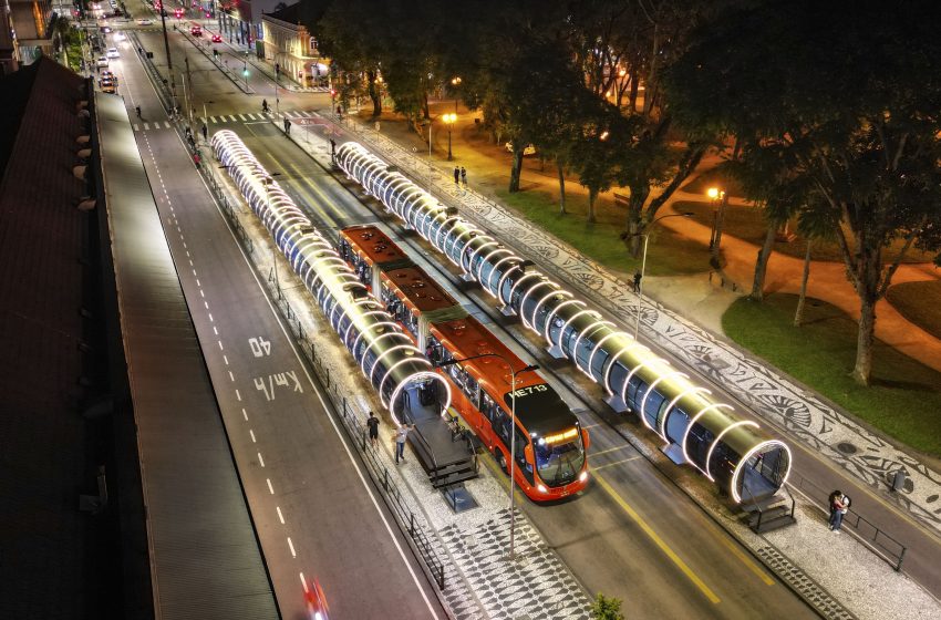  Estações-tubo são decoradas para o Natal em Curitiba