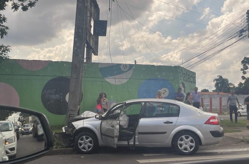  Carro bate em poste no bairro Novo Mundo, em Curitiba