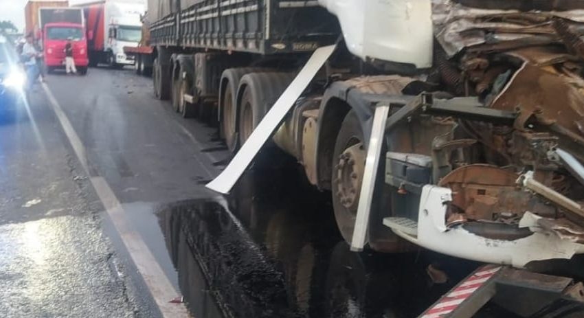  Acidente com dois caminhões bloqueia pista do Contorno Leste