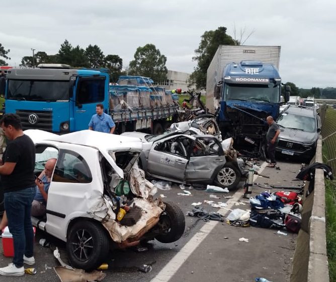  Engavetamento na Br-116 em Piraquara deixa cinco pessoas feridas