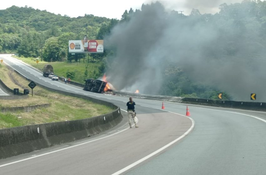  BR-116 é interditada após acidente com caminhão carregado com isqueiros