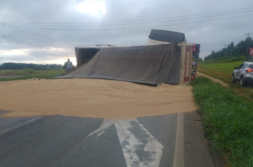  Acidente com caminhão interdita a BR-376, em Ponta Grossa