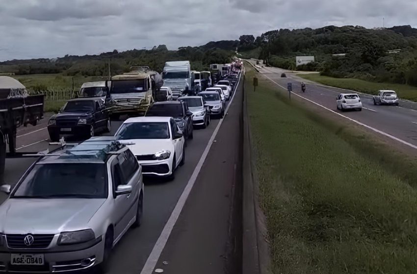  BR-376 tem congestionamento sentido litoral de Santa Catarina