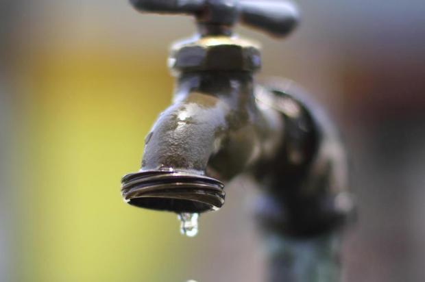  Moradores e turistas reclamam de falta de água no Litoral
