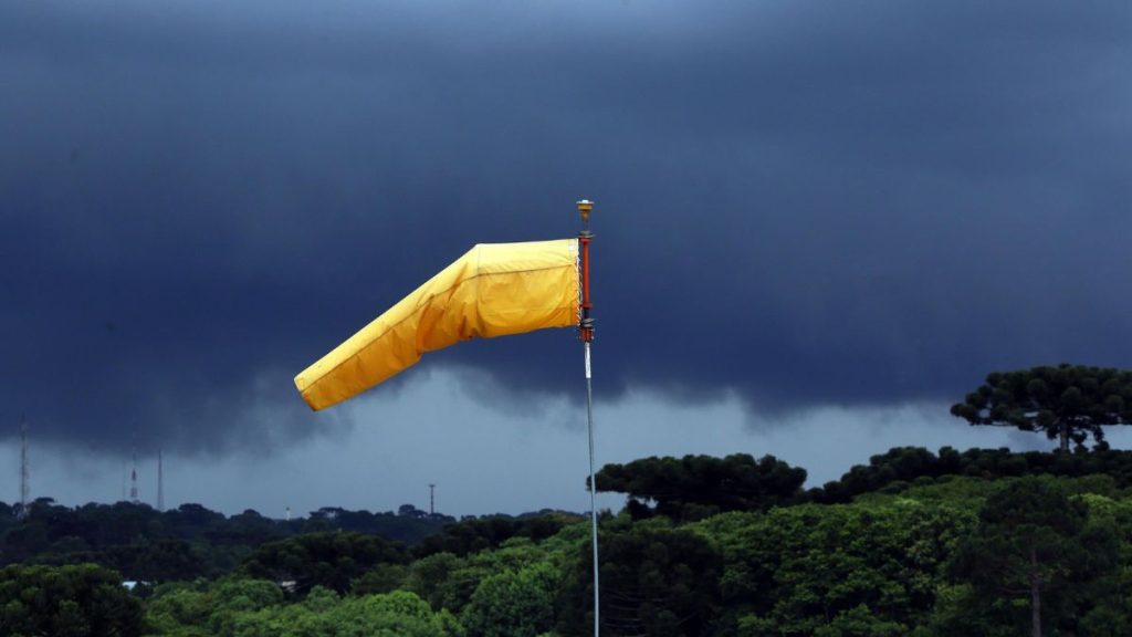 Paraná está em alerta amarelo para tempestades e vendavais