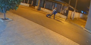 Imagens mostram homem puxando mala com corpo, na região oeste