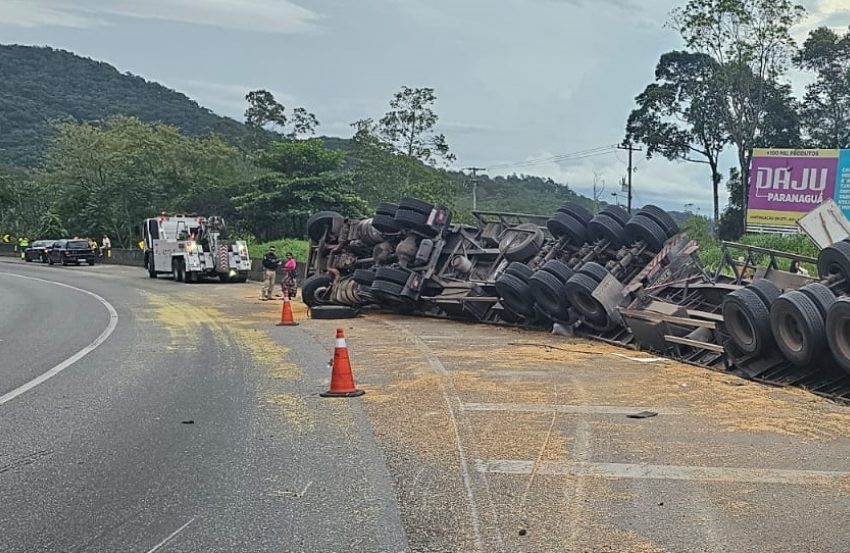  Caminhão tomba no sentido Curitiba da BR-277