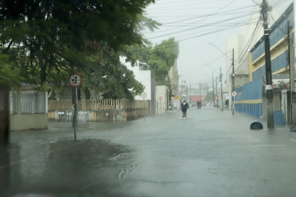 Litoral deve registrar chuvas fortes nesta quarta-feira (8)