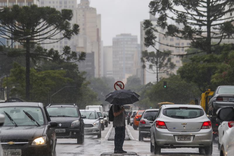  Curitiba e litoral estão em alerta para chuva forte