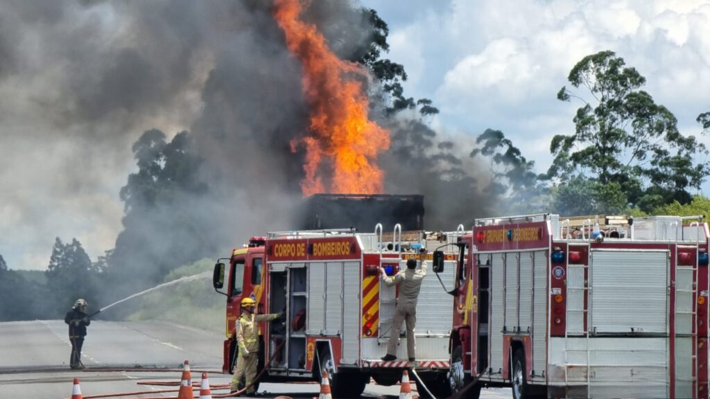Caminhão carregado com instrumento musical pega fogo nos Campos Gerais
