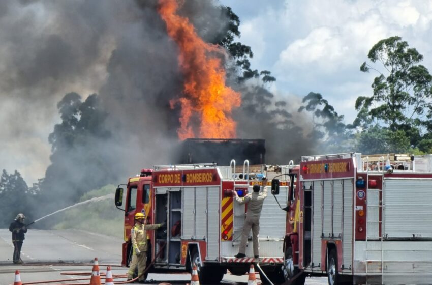  Caminhão carregado com instrumento musical pega fogo nos Campos Gerais