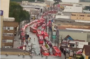 Acidente causa engarrafamento de ônibus na canaleta, no bairro Portão