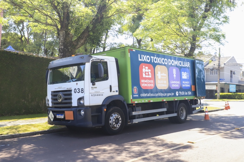  Curitiba divulga calendário do caminhão de coleta de lixo tóxico