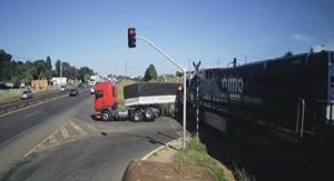 Vídeo: caminhão fura sinal e é atingido por trem