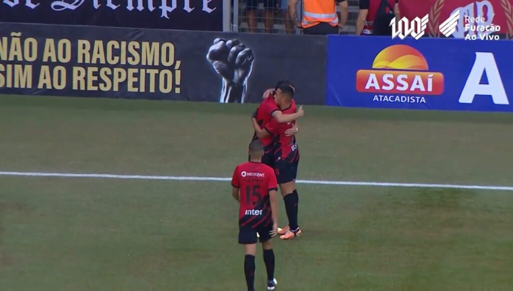 Pablo fica a um gol de Alex Mineiro