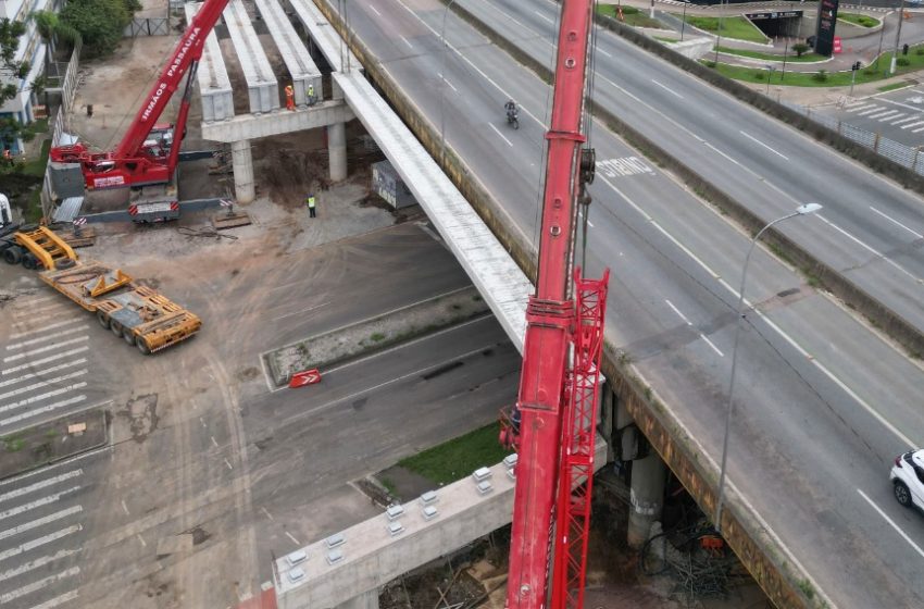  Viaduto ganha vigas de 43,5 metros e 110 toneladas