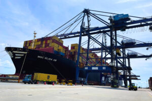 Navio com capacidade de 140 mil toneladas atraca no Porto