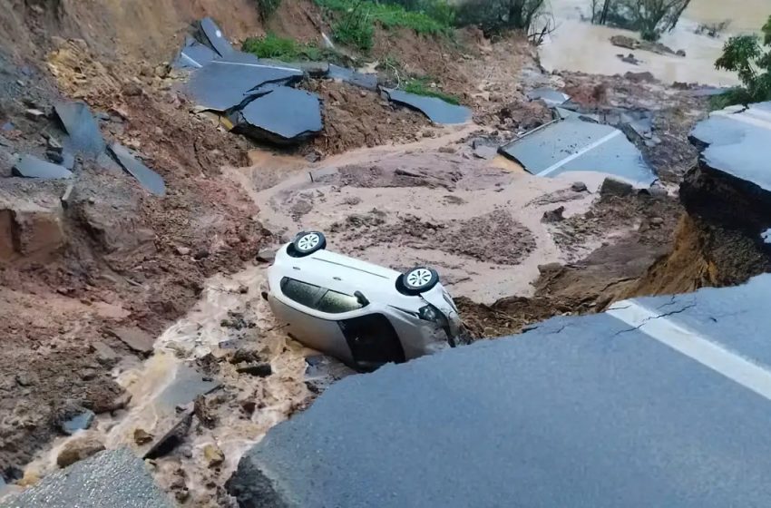  Chuvas abrem cratera e interditam trecho da BR-470, em Santa Catarina