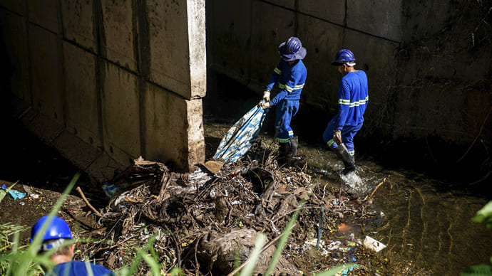  Curitiba recolhe, por mês, 140 toneladas de entulhos de rios